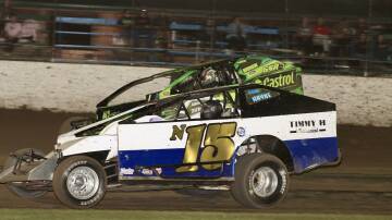 Dave Hayne in action in the V8 Dirt Modifieds competition. Picture Shaq’s Speedway pics 