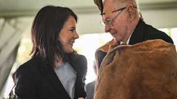Annalena Baerbock with Kaurna man Lewis O'Brien during a cultural heritage items handover ceremony. (Michael Errey/AAP PHOTOS)